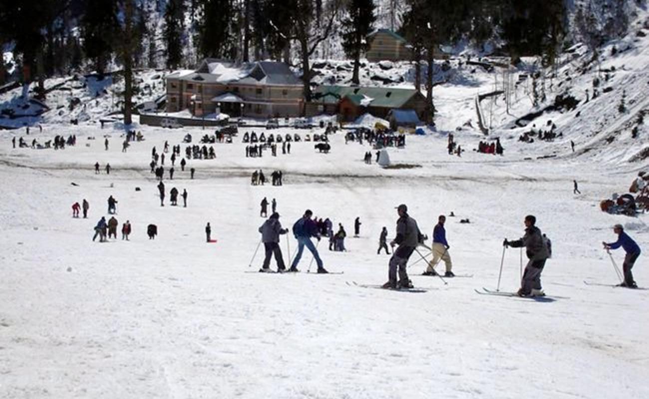 snow play and skiing in manali