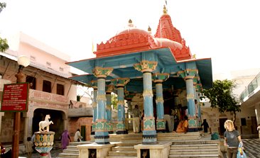 pushkar lake, pushkar temple , pushkar india hotels ,pushkar mela, Savitri Temple in Pushkar, Brahma Temple pushkar,delhi to pushkar bus